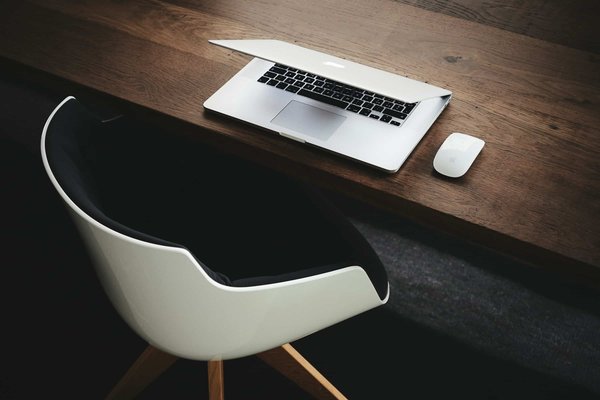 Quels sont les moyens de créer un coin bureau ergonomique dans un espace réduit ?