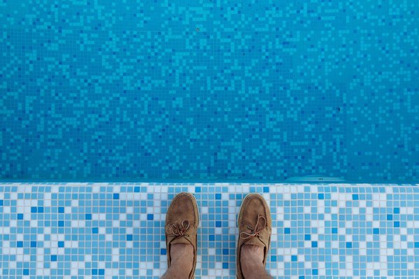 Comment garder l'eau de la piscine claire avec des produits naturels ?