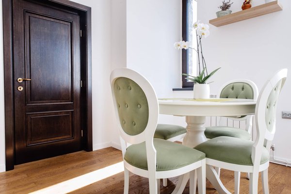 Modernité et tradition : Chaises de salle à manger en cuir