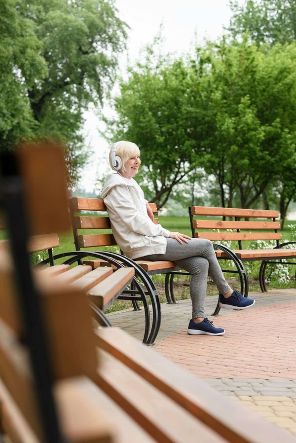 Ramenez une touche vintage dans votre demeure avec le banc à barreaux en châtaignier